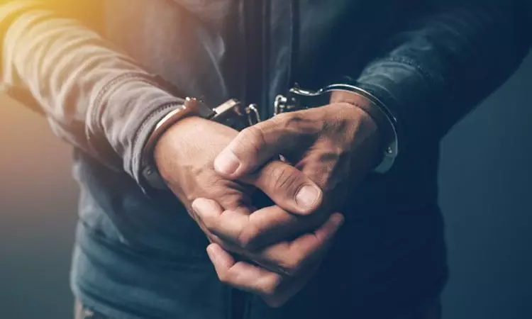 புத்தாண்டு கொண்டாட்டத்தில்  விபரீதம்... மாணவியை கட்டிப்பிடித்து முத்தமிட்ட வாலிபர்