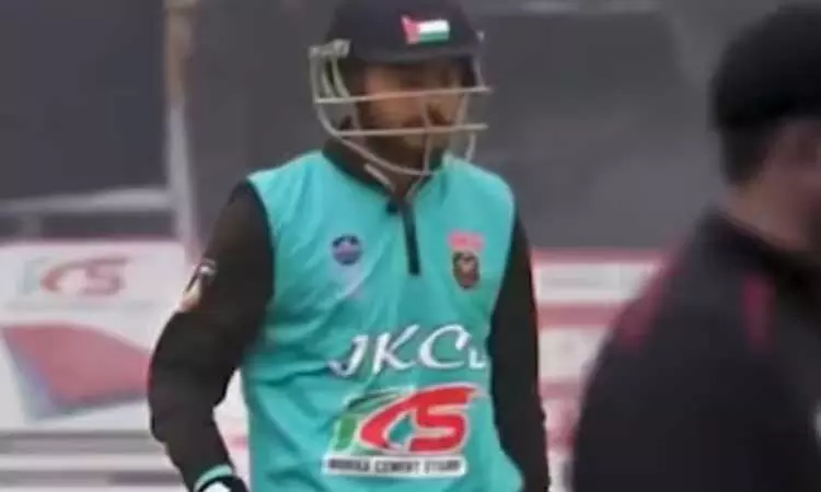 பாலஸ்தீன கொடி ஒட்டிய ஹெல்மெட் உடன் விளையாடிய  காஷ்மீர் வீரர் - போலீசார் விசாரணை