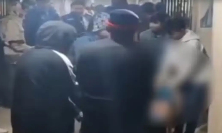 மீண்டும் பதற்றத்தில் வங்காளதேசம்.. இந்து தொழிலதிபர் மீது பெட்ரோல் ஊற்றி தீ வைப்பு