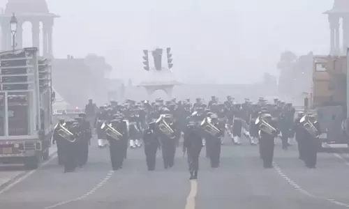 டெல்லி: கடும் குளிருக்கு மத்தியில் குடியரசு தின அணிவகுப்பு ஒத்திகையில் வீரர்கள்