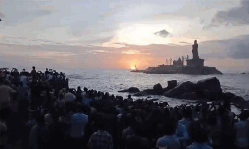 ஆண்டின் முதல் சூரிய உதயத்தை காண கன்னியாகுமரியில் குவிந்த சுற்றுலா பயணிகள் ஆண்டின் முதல் சூரிய உதயத்தை காண கன்னியாகுமரியில் குவிந்த சுற்றுலா பயணிகள்