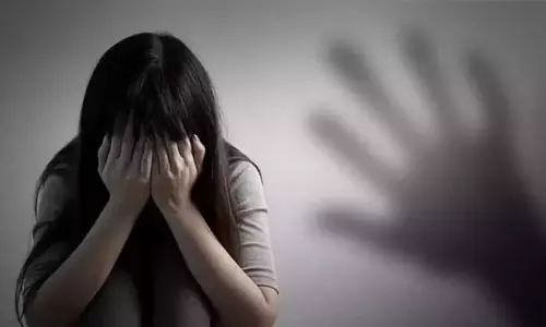 சாலையில் நடந்து சென்ற பெண்ணிடம் பாலியல் சீண்டல் - அரசு ஊழியர் கைது