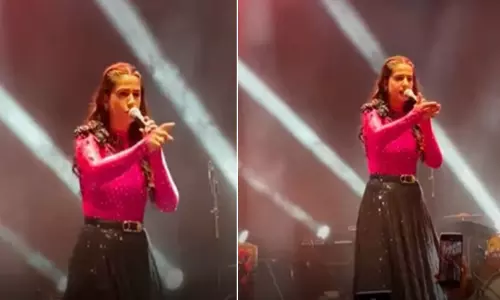 ‘எனக்கு உங்கள் மகள் வயது...’ - அநாகரீகமாக நடந்து கொண்டவருக்கு மேடையில் இருந்தே பதிலடி கொடுத்த பாடகி