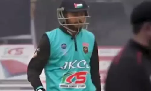 பாலஸ்தீன கொடி ஒட்டிய ஹெல்மெட் உடன் விளையாடிய காஷ்மீர் வீரர் - போலீசார் விசாரணை பாலஸ்தீன கொடி ஒட்டிய ஹெல்மெட் உடன் விளையாடிய காஷ்மீர் வீரர் - போலீசார் விசாரணை