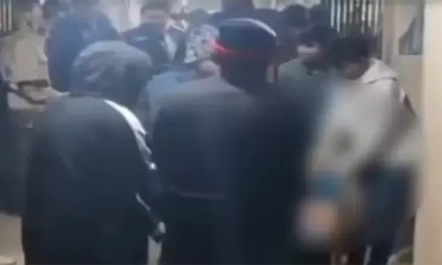 மீண்டும் பதற்றத்தில் வங்காளதேசம்.. இந்து தொழிலதிபர் மீது பெட்ரோல் ஊற்றி தீ வைப்பு