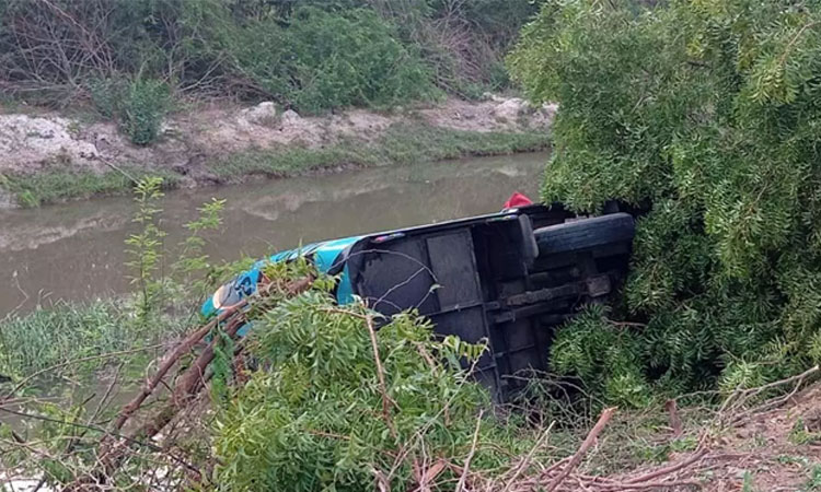வாய்க்காலில் வேன் கவிழ்ந்து விபத்து;  10க்கும் மேற்பட்ட ஐயப்ப பக்தர்கள் காயம்