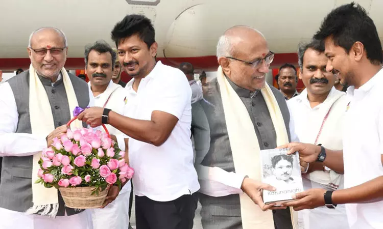 சென்னை வந்த துணை ஜனாதிபதி - உதயநிதி ஸ்டாலின் வரவேற்பு சென்னை வந்த துணை ஜனாதிபதி - உதயநிதி ஸ்டாலின் வரவேற்பு