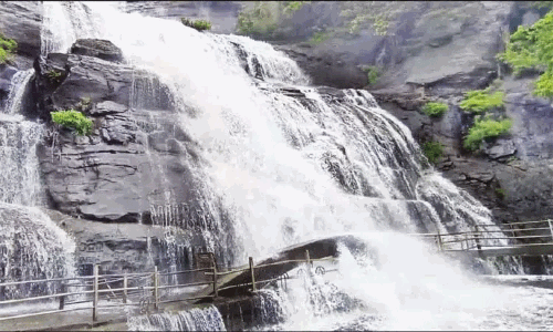 குற்றால அருவிகளில் வெள்ளப்பெருக்கு: சுற்றுலா பயணிகள் குளிக்க தடை
