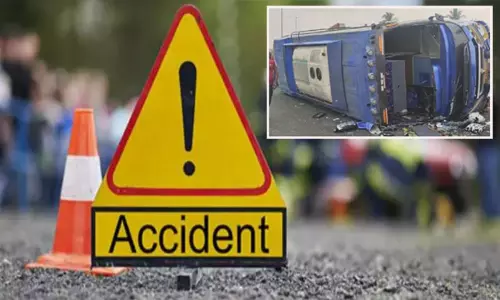 ஈரோட்டில் வேன் கவிழ்ந்து விபத்து - வளைகாப்பு நிகழ்ச்சிக்கு சென்ற போது சோகம்