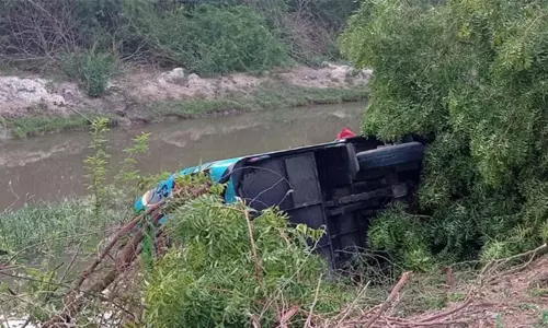 வாய்க்காலில் வேன் கவிழ்ந்து விபத்து;  10க்கும் மேற்பட்ட ஐயப்ப பக்தர்கள் காயம்