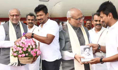 சென்னை வந்த துணை ஜனாதிபதி - உதயநிதி ஸ்டாலின் வரவேற்பு சென்னை வந்த துணை ஜனாதிபதி - உதயநிதி ஸ்டாலின் வரவேற்பு