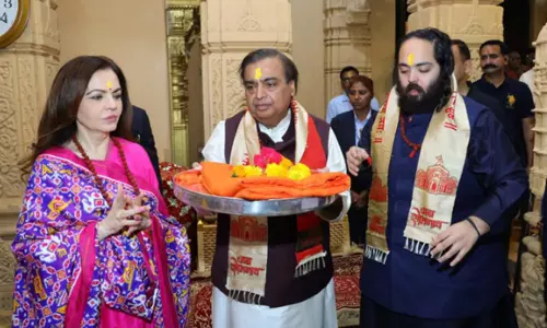 குஜராத் சோமநாதர் ஆலயத்தில் அம்பானி குடும்பத்தினர் சாமி தரிசனம் குஜராத் சோமநாதர் ஆலயத்தில் அம்பானி குடும்பத்தினர் சாமி தரிசனம்