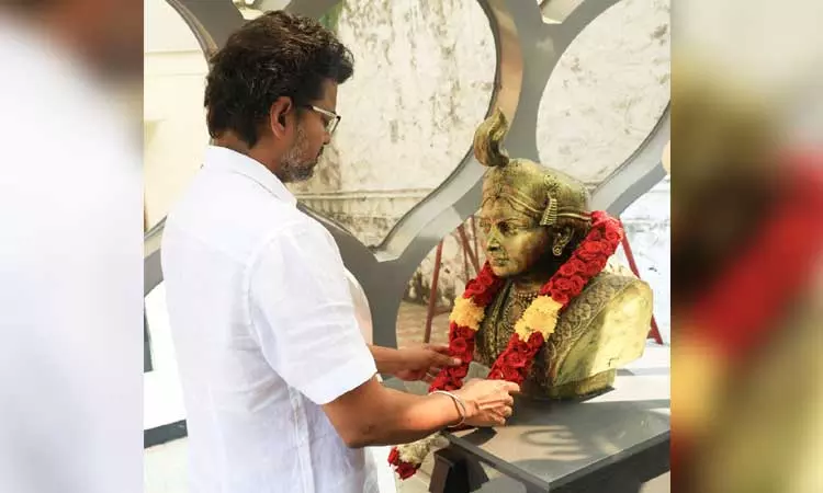 வீரமங்கை வேலு நாச்சியார் சிலைக்கு விஜய் மரியாதை வீரமங்கை வேலு நாச்சியார் சிலைக்கு விஜய் மரியாதை