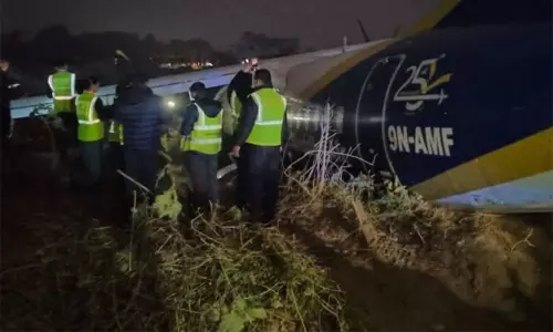 நேபாளத்தில் தரையிறங்கும் போது சறுக்கிய விமானம்.. நூலிழையில் உயிர் தப்பிய 55 பயணிகள் நேபாளத்தில் தரையிறங்கும் போது சறுக்கிய விமானம்.. நூலிழையில் உயிர் தப்பிய 55 பயணிகள்