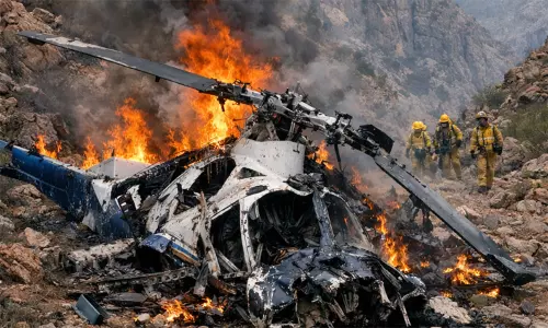 அமெரிக்கா: மலையில் மோதிய ஹெலிகாப்டர்-4 பேர் பலியான சோகம் அமெரிக்கா: மலையில் மோதிய ஹெலிகாப்டர்-4 பேர் பலியான சோகம்