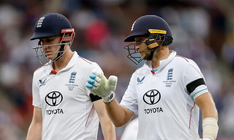 ஆஷஸ் டெஸ்ட்: முதல் நாள் ஆட்டநேர முடிவில் இங்கிலாந்து 211/3