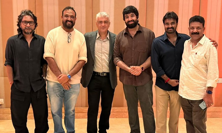 அஜித்துடன் புகைப்படம் எடுத்துக்கொண்ட இயக்குநர்கள்