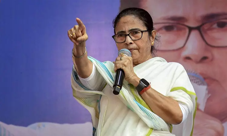 எஸ்.ஐ.ஆர். பணிகளில் தவறான பயன்பாடு; தேர்தல் ஆணையாளருக்கு மம்தா பானர்ஜி கடிதம் எஸ்.ஐ.ஆர். பணிகளில் தவறான பயன்பாடு; தேர்தல் ஆணையாளருக்கு மம்தா பானர்ஜி கடிதம்