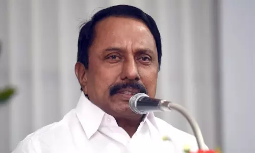 எம்.ஜி.ஆர். சிலைக்கு செங்கோட்டையன் மாலை அணிவிக்க அ.தி.மு.க.வினர் எதிர்ப்பு