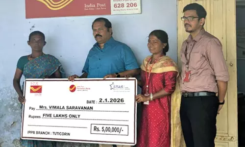 கடலில் மூழ்கி இறந்தவரின் வாரிசுக்கு ரூ.5 லட்சம் காப்பீடு தொகை வழங்கல் கடலில் மூழ்கி இறந்தவரின் வாரிசுக்கு ரூ.5 லட்சம் காப்பீடு தொகை வழங்கல்