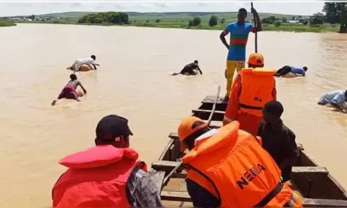 நைஜீரியா: ஆற்றில் படகு கவிழ்ந்து விபத்து - 25 பேர் பலி