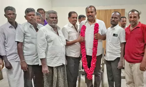 உப்பு மூடை சுமை தொழிலாளர்களுக்கு பொங்கல் போனஸ்: மேயர் ஜெகன் பெரியசாமி வழங்கினார் உப்பு மூடை சுமை தொழிலாளர்களுக்கு பொங்கல் போனஸ்: மேயர் ஜெகன் பெரியசாமி வழங்கினார்