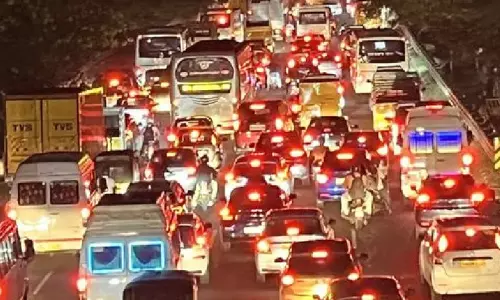 விடுமுறை முடிந்து சென்னைக்கு திரும்பும் மக்கள்.. உளுந்தூர்பேட்டை சுங்கச்சாவடியில் கடுமையான போக்குவரத்து நெரிசல்