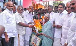 பொங்கல் பரிசுத் தொகுப்பு - விநியோகத்தைத் தொடங்கி வைத்த புதுச்சேரி முதல்-மந்திரி