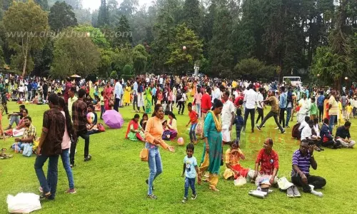 ஊட்டிக்கு கடந்த ஆண்டில் 20 லட்சம் சுற்றுலா பயணிகள் வருகை ஊட்டிக்கு கடந்த ஆண்டில் 20 லட்சம் சுற்றுலா பயணிகள் வருகை