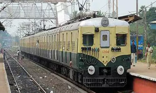 சென்னையில் மின்சார ரெயில் மீது கல்வீச்சு; 3 பயணிகள் காயம்