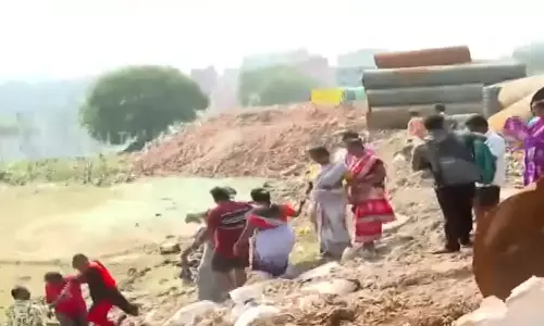 சென்னையில் கூவம் ஆற்றில் இறங்கி தூய்மை பணியாளர்கள் போராட்டம்