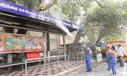 சென்னையில் உள்ள பேருந்து நிறுத்தங்களில் இன்று தீவிரத் தூய்மைப்பணிகள் மேற்கொள்ளப்பட்டன சென்னையில் உள்ள பேருந்து நிறுத்தங்களில் இன்று தீவிரத் தூய்மைப்பணிகள் மேற்கொள்ளப்பட்டன
