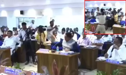 கர்நாடகா வளர்ச்சி ஆய்வு கூட்டத்தில் எம்.எல்.ஏ.-எம்.எல்.சி. கைகலப்பு, மோதலால் பரபரப்பு கர்நாடகா வளர்ச்சி ஆய்வு கூட்டத்தில் எம்.எல்.ஏ.-எம்.எல்.சி. கைகலப்பு, மோதலால் பரபரப்பு