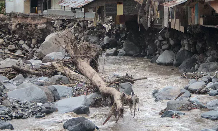 இந்தோனேசியாவில் கனமழை: திடீர் நிலச்சரிவு, வெள்ளப்பெருக்கில் சிக்கி 9 பேர் பலி