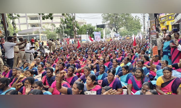 தூத்துக்குடியில் அங்கன்வாடி ஊழியர்கள் சாலை மறியல்: நூற்றுக்கணக்கானோர் கைது