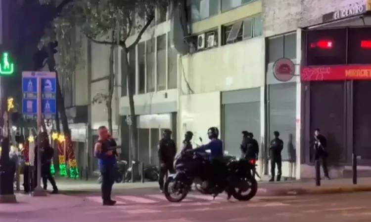 வெனிசுலா அதிபர் மாளிகை அருகே டிரோன்கள் பறந்ததால் பரபரப்பு வெனிசுலா அதிபர் மாளிகை அருகே டிரோன்கள் பறந்ததால் பரபரப்பு