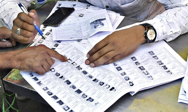 2 நாள் சிறப்பு முகாம்: வாக்காளர் பட்டியலில் பெயர் சேர்க்க, திருத்தம் செய்ய 6.20 லட்சம் பேர் விண்ணப்பம்