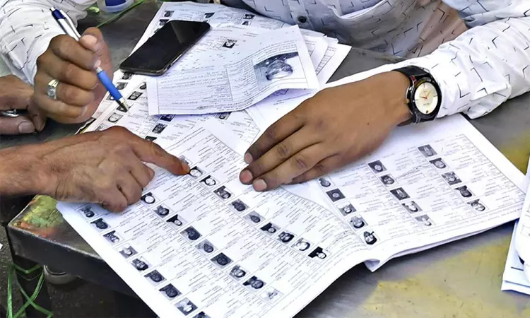 2 நாள் சிறப்பு முகாம்: வாக்காளர் பட்டியலில் பெயர் சேர்க்க, திருத்தம் செய்ய 6.20 லட்சம் பேர் விண்ணப்பம் 2 நாள் சிறப்பு முகாம்: வாக்காளர் பட்டியலில் பெயர் சேர்க்க, திருத்தம் செய்ய 6.20 லட்சம் பேர் விண்ணப்பம்