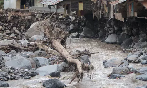 இந்தோனேசியாவில் கனமழை: திடீர் நிலச்சரிவு, வெள்ளப்பெருக்கில் சிக்கி 9 பேர் பலி