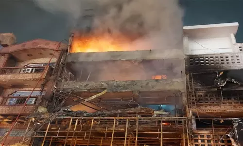 டெல்லி: அடுக்குமாடி குடியிருப்பில் தீ விபத்து - மெட்ரோ ரெயில் நிலைய அதிகாரி குடும்பத்துடன் பலி