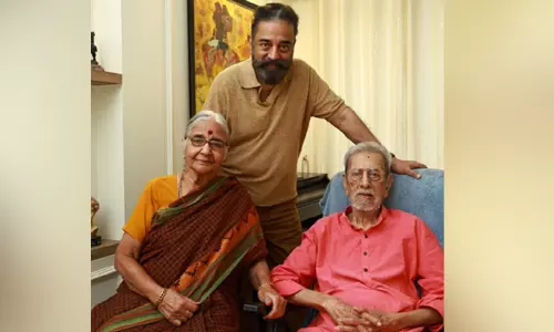 சாருஹாசனுடனான புகைப்படத்தை பகிர்ந்த கமல் சாருஹாசனுடனான புகைப்படத்தை பகிர்ந்த கமல்