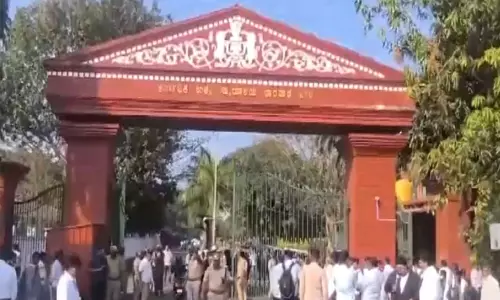 கர்நாடகா: ஐகோர்ட்டு அமர்வு உள்பட பல்வேறு கோர்ட்டுகளுக்கு வெடிகுண்டு மிரட்டல் கர்நாடகா: ஐகோர்ட்டு அமர்வு உள்பட பல்வேறு கோர்ட்டுகளுக்கு வெடிகுண்டு மிரட்டல்