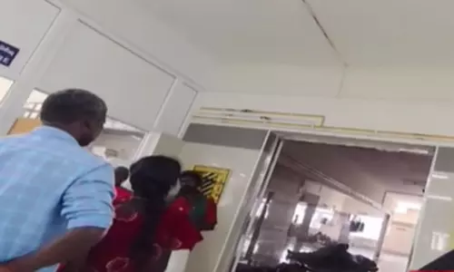 தஞ்சை மருத்துவமனையில் நோயாளிகளை நிற்க வைத்து டிரிப்ஸ் ஏற்றிய விவகாரம் - நர்சு பணிநீக்கம்