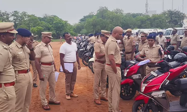 காவல்துறை வாகனங்களை எஸ்.பி. சிலம்பரசன் ஆய்வு காவல்துறை வாகனங்களை எஸ்.பி. சிலம்பரசன் ஆய்வு