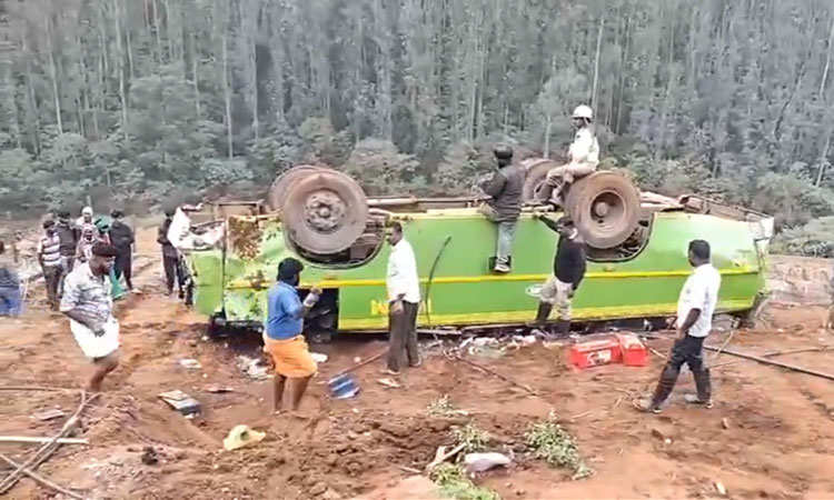 ஊட்டி: 100 அடி பள்ளத்தில் கவிழ்ந்த தனியார் மினி பஸ்; 32 பயணிகள் காயம்