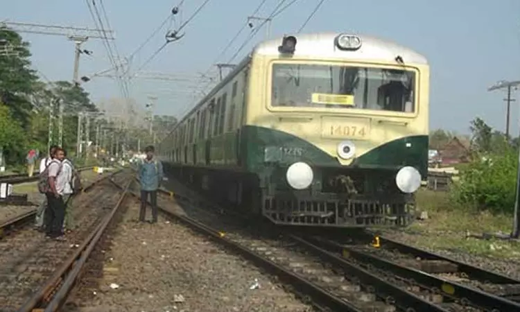 சென்னை சென்டிரல்-கூடூர் வழித்தடத்தில் பராமரிப்பு பணி; 2 மின்சார ரெயில்கள் இன்று ரத்து சென்னை சென்டிரல்-கூடூர் வழித்தடத்தில் பராமரிப்பு பணி; 2 மின்சார ரெயில்கள் இன்று ரத்து