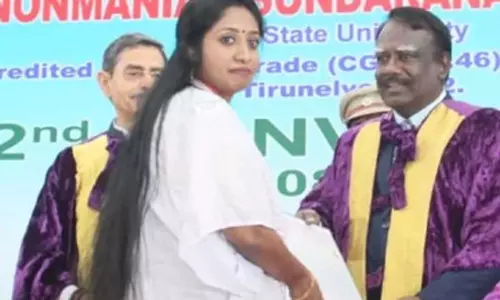 கவர்னரிடம்  இருந்து பட்டம் பெற மறுத்த மாணவிக்கு எதிரான வழக்கு தள்ளுபடி