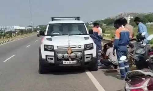 முதல்-அமைச்சர் மு.க.ஸ்டாலின் சென்ற காரின் டயர் வெடித்து விபத்து முதல்-அமைச்சர் மு.க.ஸ்டாலின் சென்ற காரின் டயர் வெடித்து விபத்து