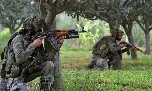 காஷ்மீர்: ஜெய்ஷ்-இ-பயங்கரவாதிகளுக்கும், பாதுகாப்பு படையினருக்கும் இடையே துப்பாக்கி சண்டை