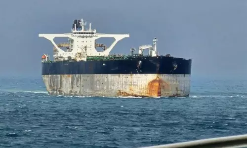 தடைகளை மீறியதாக 2 எண்ணெய் கப்பல்களை சிறைபிடித்த அமெரிக்கா